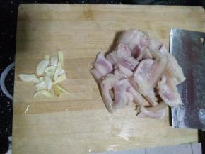 1.姜蒜切片，五花肉煮一下过冷水后切片，莲白撕成小片。