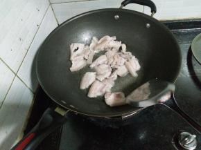 2.锅内放油，放入五花肉煸一下油。