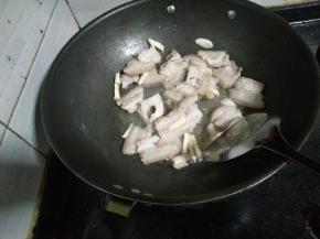 3.放入姜蒜片。