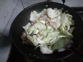 4.翻炒一两分钟后，放入莲白。