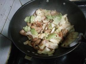 5.放少量盐和豆瓣酱。