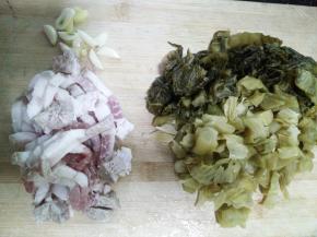 1.粉丝香菇提前泡好，肉切小块，姜蒜切片，香菇切片，酸菜切小段。