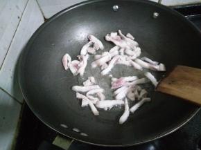 2.锅内放油下五花肉小火慢炒。