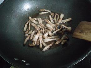 3.放酱油和少许醋翻炒均匀。