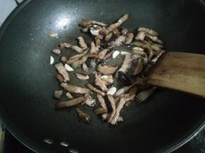4.加入姜蒜，香菇片。