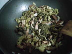 5.加入酸菜。