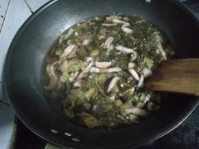 6.加入半锅水。