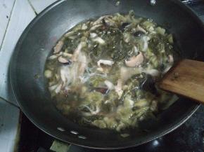 7.加入粉丝，放入少许盐，大火收汁即可出锅。