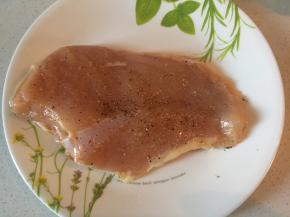 将鸡胸洗净，用刀剁一下，撒上盐。