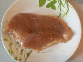 将鸡胸洗净，用刀剁一下，撒上盐。