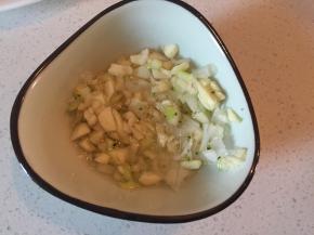 将蒜、姜、葱切碎，加入橄榄油拌匀