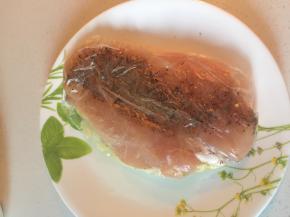 将抹好的鸡胸肉用保鲜膜包好放进冰箱冷藏4-5个小时。