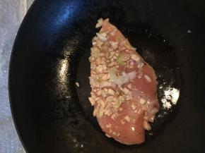 锅里放入少许橄榄油，将腌好的鸡胸拿出来放油锅里煎炸。一定要小火煎，别糊了。