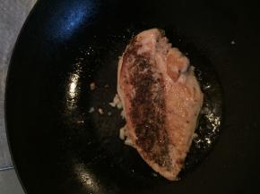 煎大概20分钟左右，直到两面金黄即可拿出来食用。