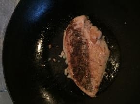 煎大概20分钟左右，直到两面金黄即可拿出来食用。