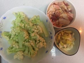 将有机花菜、五花肉、葱、姜、蒜、干辣椒洗净切好做好准备。
