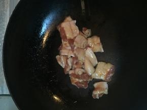 五花肉下锅煸炒，煸出水分，加入酱油、盐、糖，煸至焦黄为止。