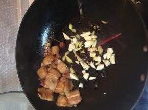 把肉推到一边，加入辅料煸出香味。