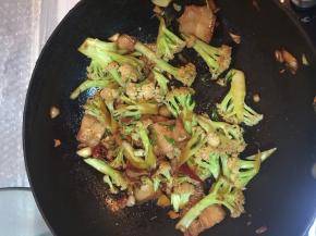 加入少许酱油、盐、糖继续煸炒大概5分钟。