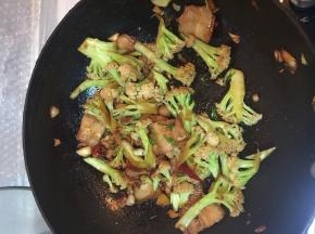 加入少许酱油、盐、糖继续煸炒大概5分钟。