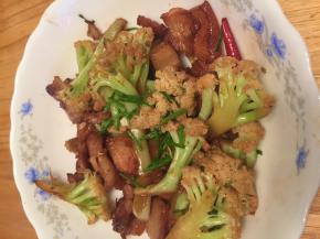 花菜断生出锅即可。