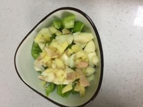 将尖椒、葱姜蒜切碎准备好。