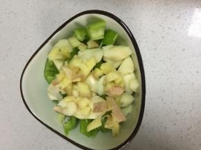 将尖椒、葱姜蒜切碎准备好。