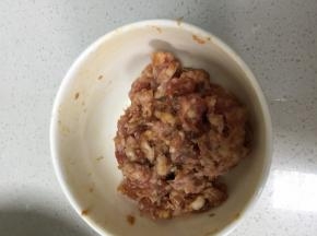 将肉馅加入料酒、酱油、糖、盐腌制30分钟。