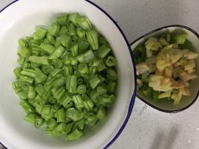 豆角洗净切成小段，这样易熟。