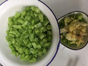 豆角洗净切成小段，这样易熟。