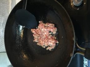 将肉馅下锅煸至金黄。