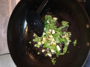 肉馅拿出来，把辅料下锅煸出香味。