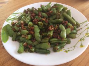 豆角煮熟后，收干水分乘盘即可食用。