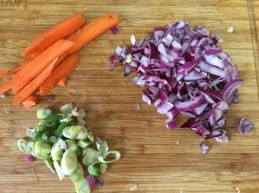 将胡萝卜、洋葱、大葱切碎。