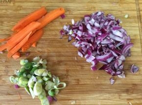 将胡萝卜、洋葱、大葱切碎。