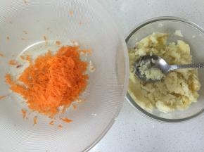 胡萝卜切丝、土豆煮熟压成泥。