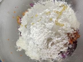 在碗里加入面粉。