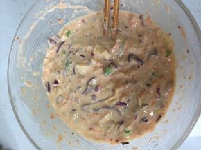 碗里加入水、盐、胡椒粉活匀，稍微稀一点。