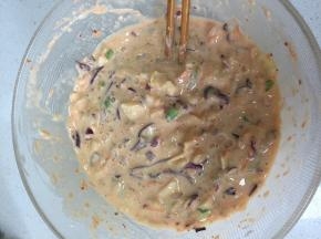 碗里加入水、盐、胡椒粉活匀，稍微稀一点。