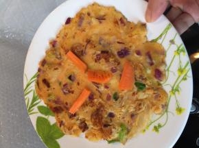 两面都煎熟后乘盘即可。