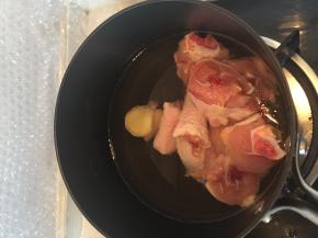 鸡腿洗净切成块，在锅里加入几片姜、料酒煮开去腥。