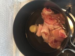 鸡腿洗净切成块，在锅里加入几片姜、料酒煮开去腥。