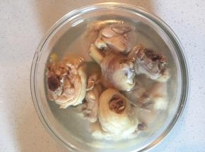 将鸡腿肉捞出滤出血水，放入冰水中。