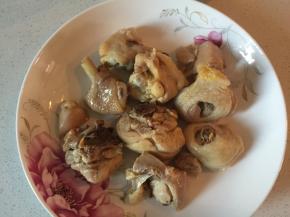 将鸡腿肉装盘冷却。