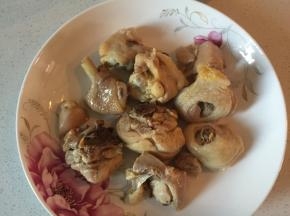 将鸡腿肉装盘冷却。