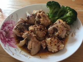 加入盐、糖、辣椒油、酱油、白芝麻、醋拌匀，点缀煮好的西兰花即可。