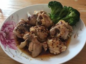 加入盐、糖、辣椒油、酱油、白芝麻、醋拌匀，点缀煮好的西兰花即可。