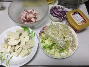 准备好五花肉切片、豆腐切块、西葫芦切块、豆芽摘好、洋葱切碎，韩式辣椒酱、大酱。