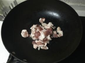 在锅里加入五花肉煸熟。