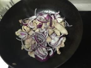 加入洋葱丝煸一会儿。